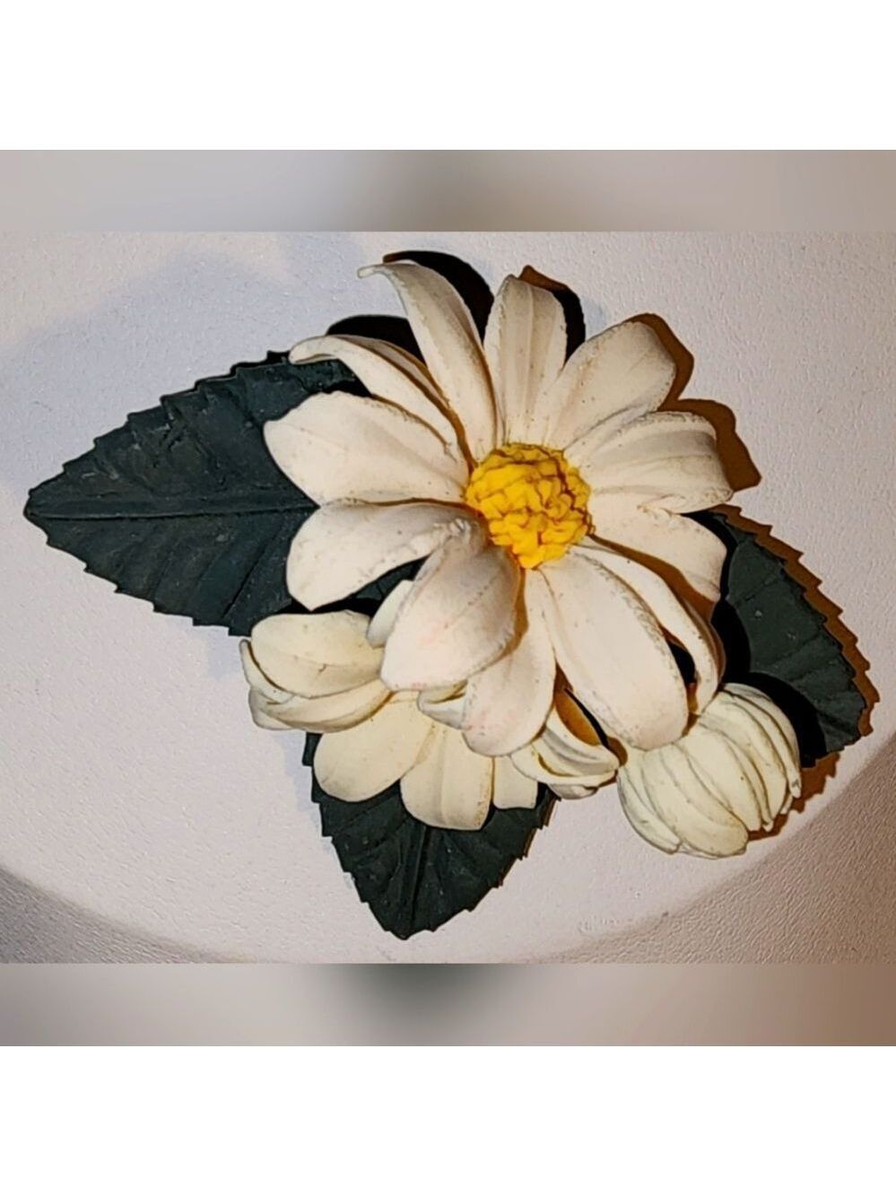 Vintage Plastic 3 Dimensional Daisy Flower Brooch/Pin